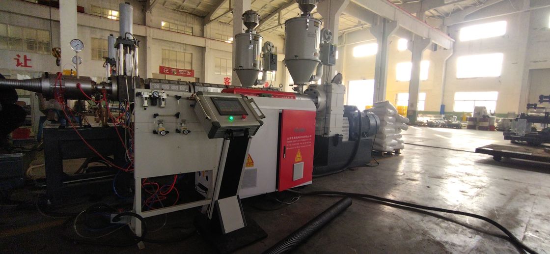 Automatyczna linia do wytłaczania rur dwuściennych karbowanych z zaawansowanym systemem sterowania PLC i 28/36 parami form do rur o średnicy od 50mm do 200mm