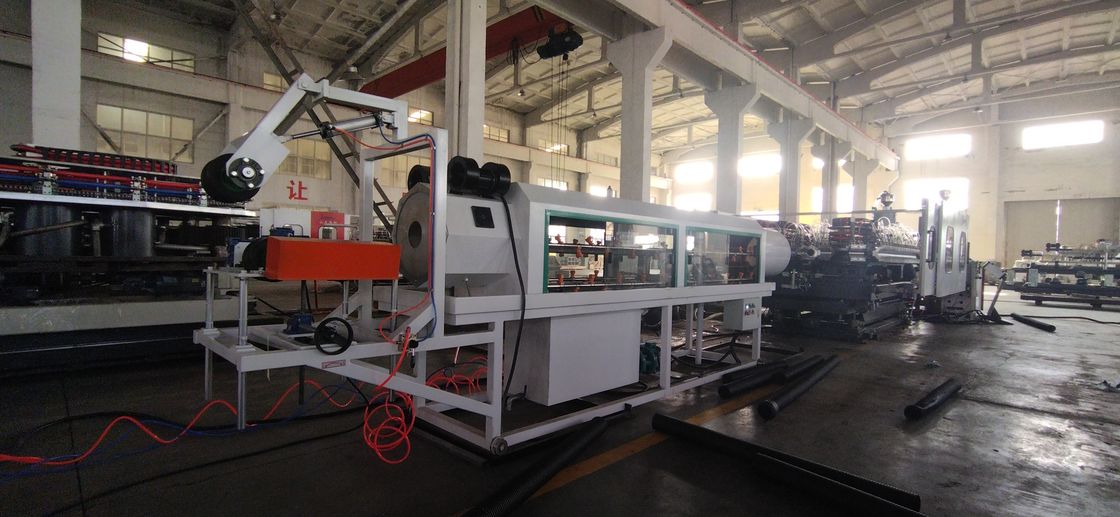 Automatyczna linia do wytłaczania rur dwuściennych karbowanych z zaawansowanym systemem sterowania PLC i 28/36 parami form do rur o średnicy od 50mm do 200mm