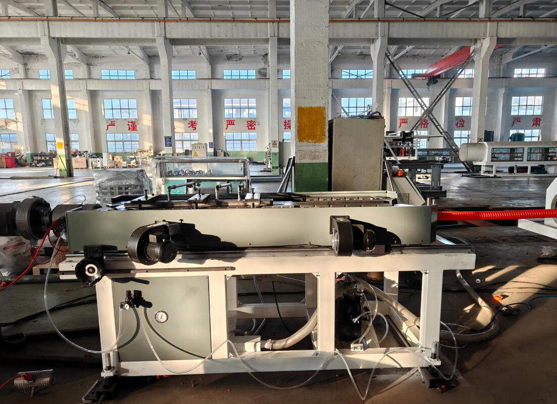 Linia do wytłaczania rur karbowanych dwuściennych z ciągłym chłodzeniem wodą ciśnieniową, z częściami elektrycznymi marki Siemens i wydajnością produkcyjną 100 kg/h - 2000 kg/h